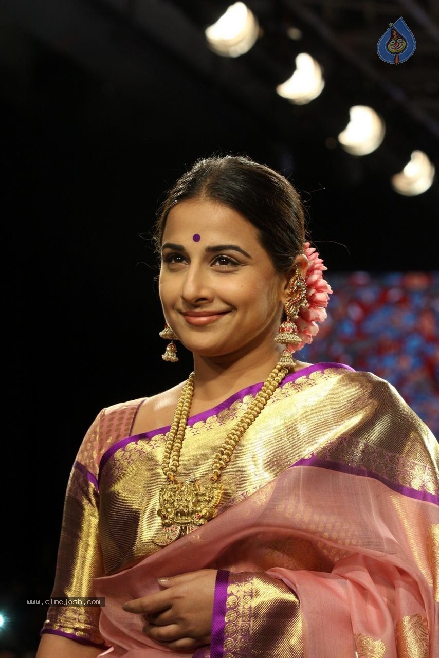 Vidya Balan Walks Ramp at LFW Summer Resort 2015 - 14 / 32 photos