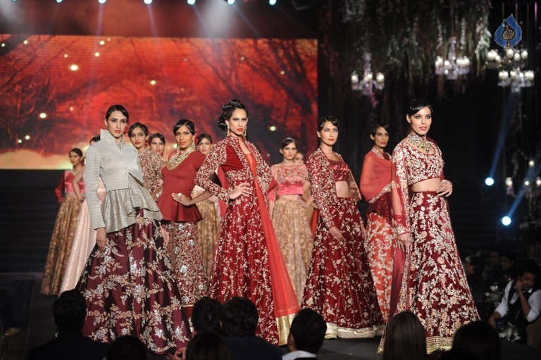 Vikram Phadnis 25 years Completion Fashion Show - 40 / 91 photos