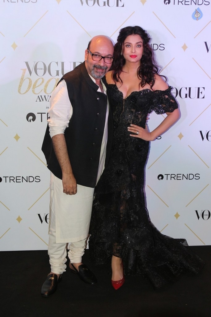 Vogue Beauty Awards 2017 Red Carpet - 46 / 61 photos