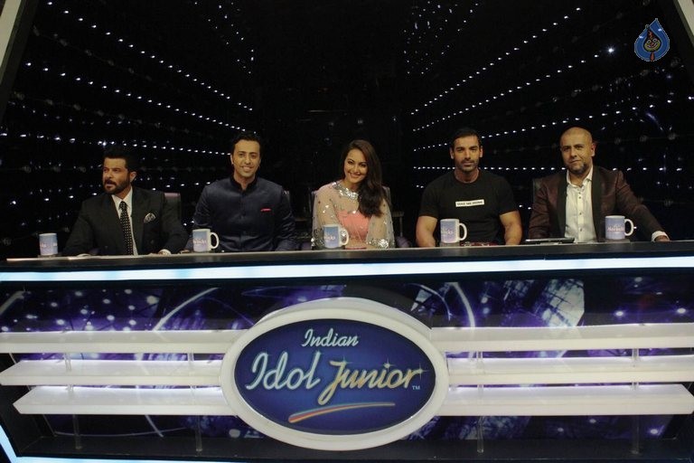 Welcome Back Stars at Indian Idol Juniors Sets - 5 / 13 photos