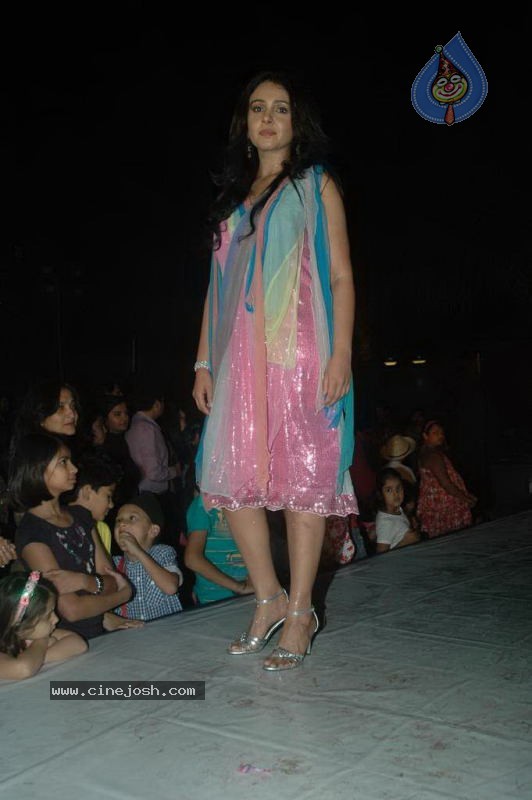 Wine Viva Fashion Show 2011 - 4 / 101 photos