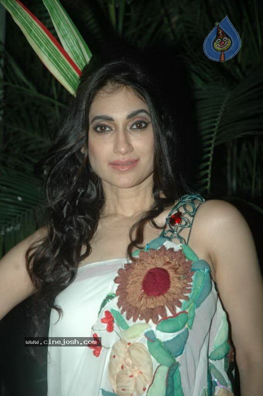 Wine Viva Fashion Show 2011 - 12 / 101 photos