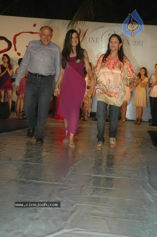 Wine Viva Fashion Show 2011 - 13 / 101 photos