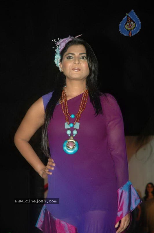 Wine Viva Fashion Show 2011 - 38 / 101 photos