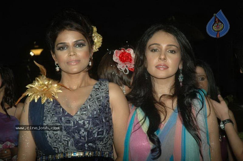 Wine Viva Fashion Show 2011 - 44 / 101 photos