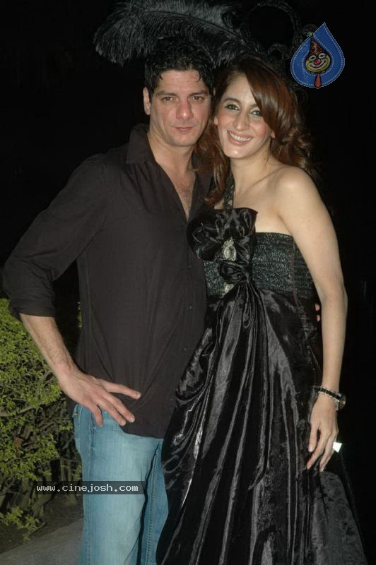 Wine Viva Fashion Show 2011 - 54 / 101 photos