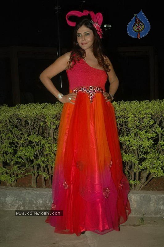 Wine Viva Fashion Show 2011 - 79 / 101 photos