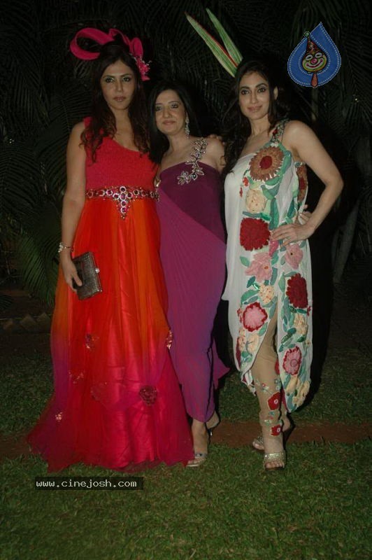 Wine Viva Fashion Show 2011 - 85 / 101 photos