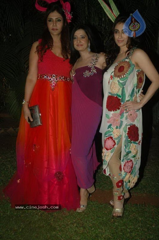 Wine Viva Fashion Show 2011 - 94 / 101 photos