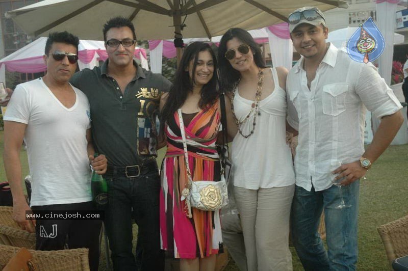 Wine Viva Fashion Show 2011 - 98 / 101 photos