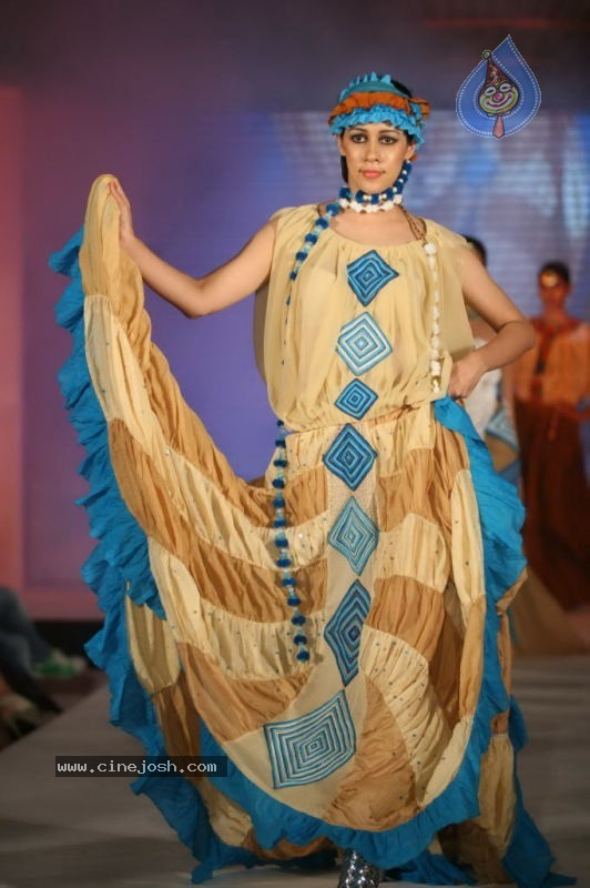 WLC Chimera 2011 Hot Fashion Show - 75 / 92 photos