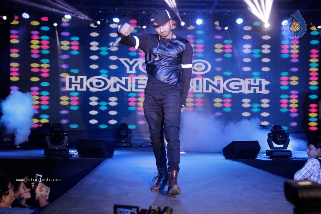 Yaariyan Concert n Music Launch - 41 / 67 photos