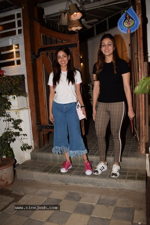 Yami Gautam Spotted At Juhu - 6 / 8 photos