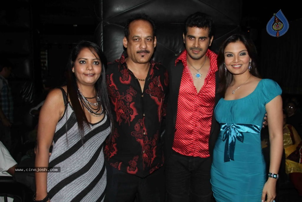 Yeh Dooriyan Movie First Look Launch - 14 / 27 photos