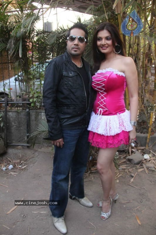 Yeh Dooriyan Movie Spicy Stills - 28 / 36 photos