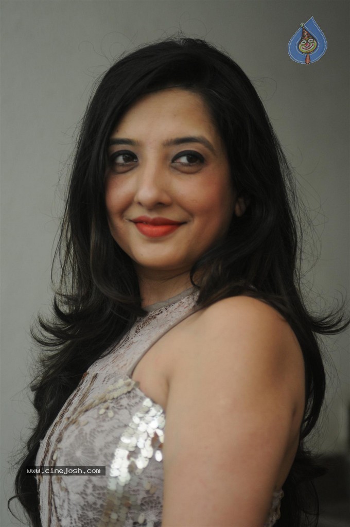 Zareen Khan at Amy Billimoria Friendly Collection Photoshoot - 37 / 55 photos