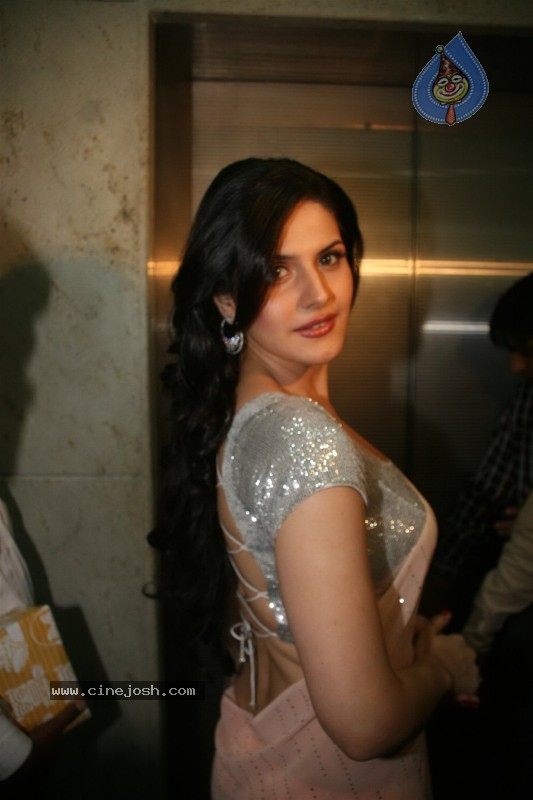 Zarine Khan At BIG 92.7 FM Studios - 7 / 13 photos