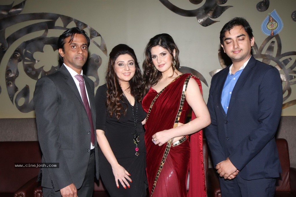 Zarine Khan at GJIWL Launch Event - 19 / 37 photos