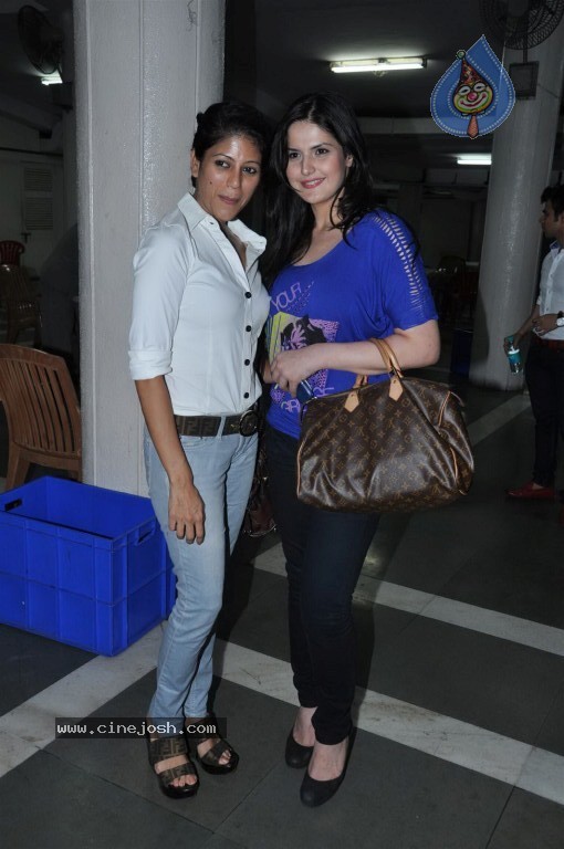 Zarine Khan at Kader Khans Play - 13 / 18 photos