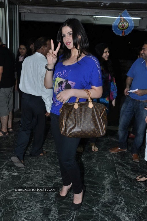 Zarine Khan at Kader Khans Play - 17 / 18 photos