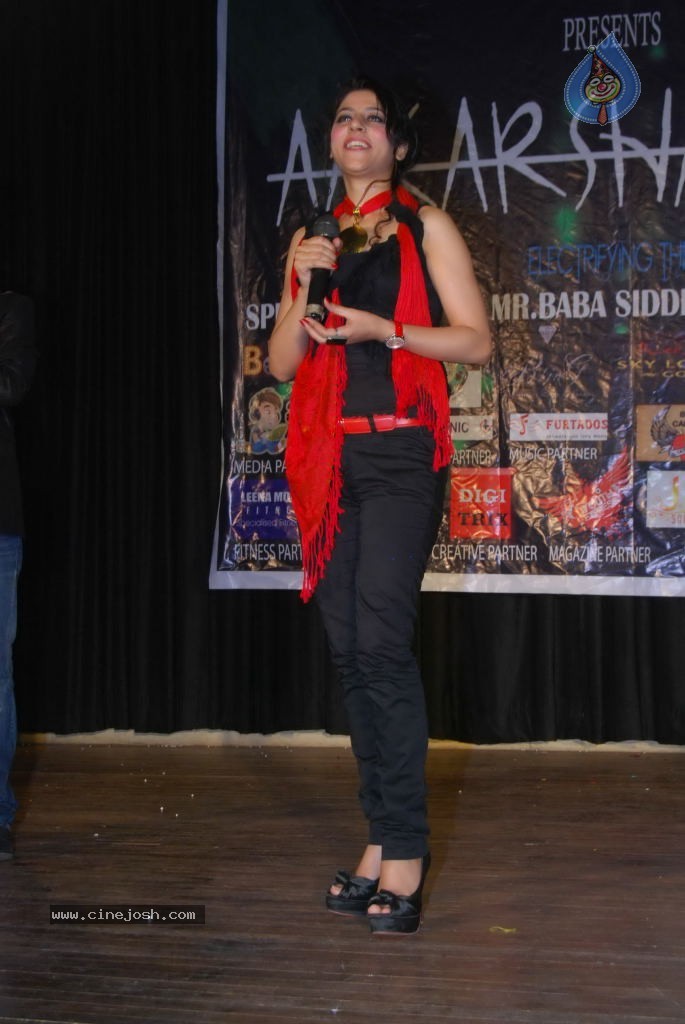 Zarine Khan at MMK College Festival - 25 / 32 photos