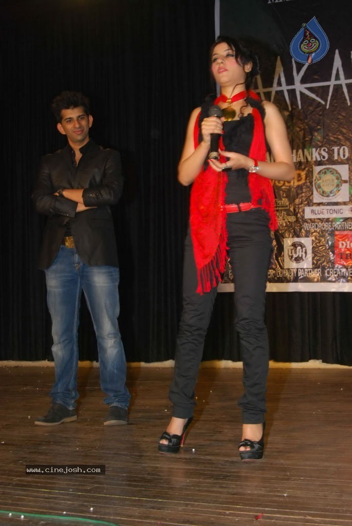 Zarine Khan at MMK College Festival - 28 / 32 photos