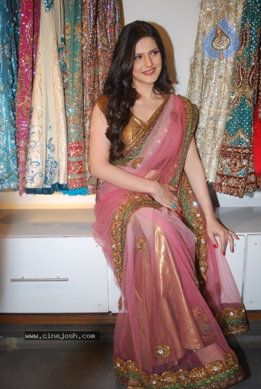 Zarine Khan At Riyaz Gangji's Libas Store - 18 / 30 photos