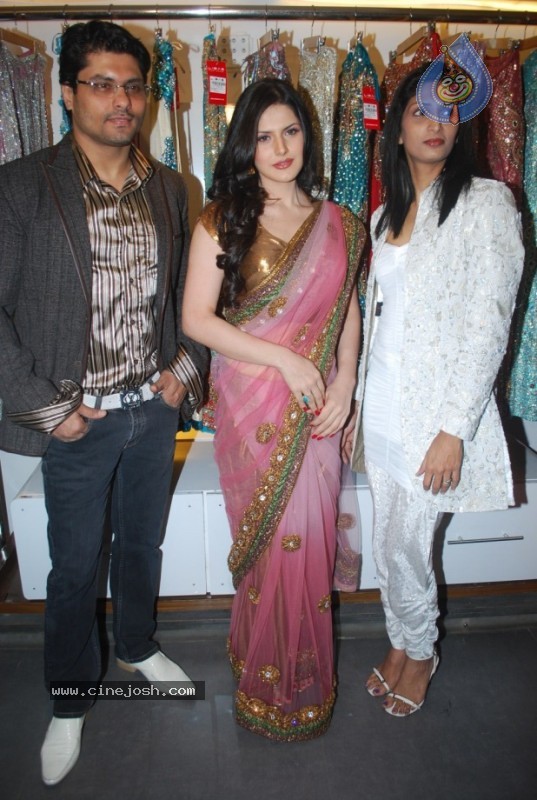 Zarine Khan At Riyaz Gangji's Libas Store - 28 / 30 photos