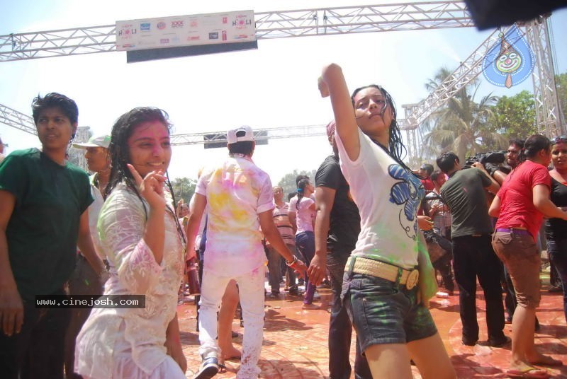 Zoom Holi Party 2011 - 20 / 148 photos