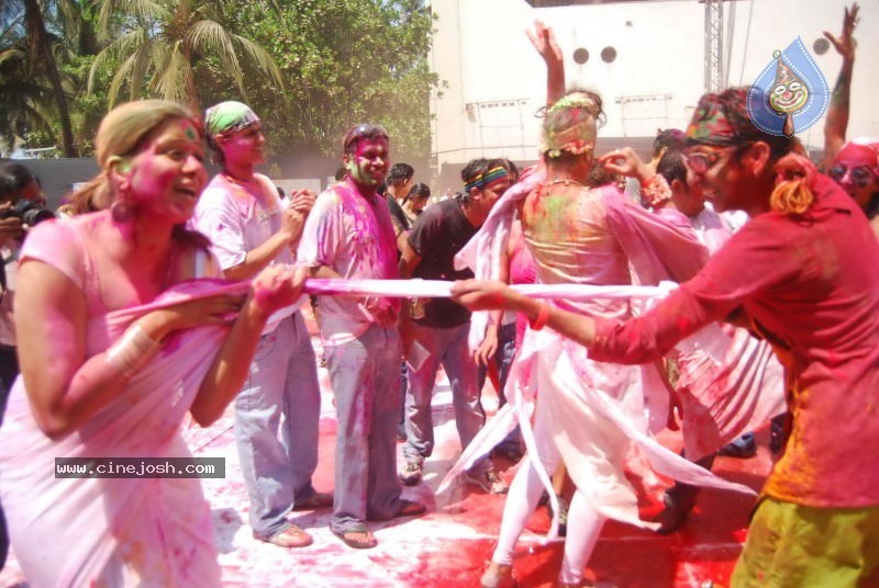 Zoom Holi Party 2011 - 22 / 148 photos