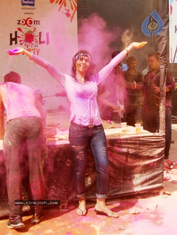 Zoom Holi Party 2011 - 33 / 148 photos