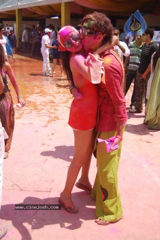 Zoom Holi Party 2011 - 98 / 148 photos