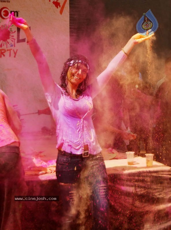 Zoom Holi Party 2011 - 134 / 148 photos