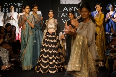 Aditi Rao Hydari at LFW Winter Festive 2017 - 3 of 16