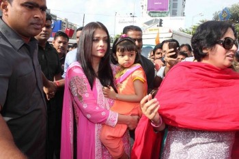 Aishwarya Rai Visits Siddivinayak Temple - 5 of 11