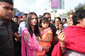 Aishwarya Rai Visits Siddivinayak Temple - 7 of 11