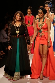 Bollywood Celebrities at IIJW 2015 Show - 44 of 90