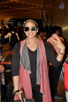 Bollywood Celebrities Spotted at Airport - 27 of 34