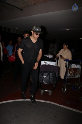 Bollywood Celebrities Spotted at Airport - 9 of 21