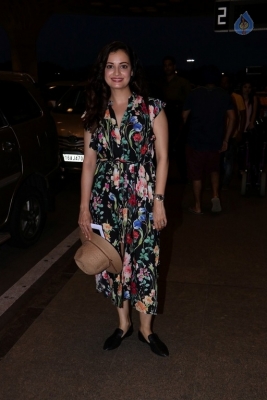 Bollywood Celebrities Spotted at Airport - 28 of 63