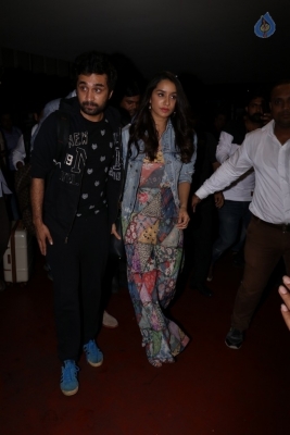 Bollywood Celebrities Spotted at Airport - 28 of 40