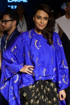 Celebrities at LFW Winter 2017 Show - 31 of 40