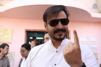 Celebrities Cast Their Vote in BMC Election 2017 - 32 of 54