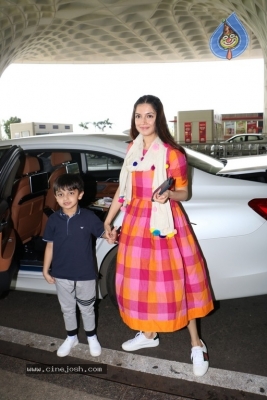 Celebrities Spotted at Airport - 14 of 21