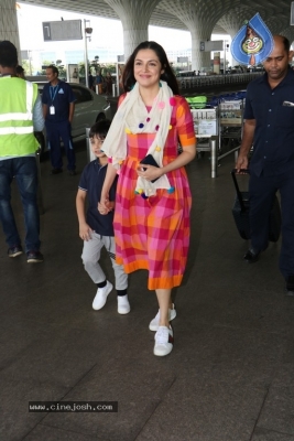 Celebrities Spotted at Airport - 19 of 21