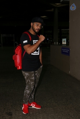 Celebrities Spotted at Airport - 19 of 32