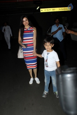 Celebrities Spotted at Mumbai Airport - 41 of 42