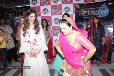 Deepika Padukone Promote Padmavati Film - 6 of 17