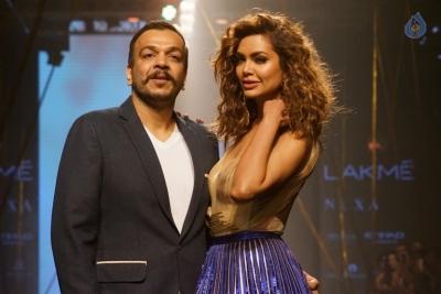 Esha Gupta Walks The Ramp at LFW 2017 - 10 of 15