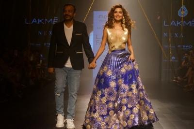 Esha Gupta Walks The Ramp at LFW 2017 - 12 of 15